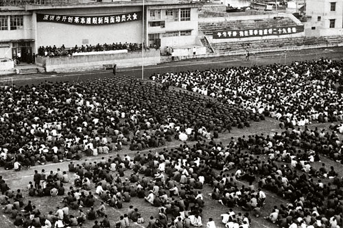 A mobilization meeting for the capital construction front for tens of thousands of people was held in Shenzhen on November 16, 1982. Every capital construction team was determined to work together. 