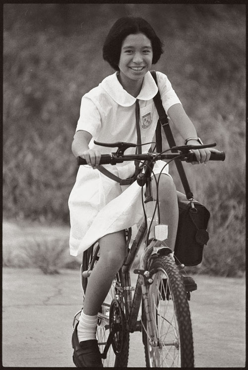 A primary school student from Changling Village in the upper reaches of Shenzhen River crosses the border to study in Hong Kong. [Photographed in 1995] 