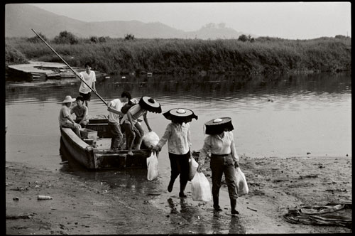 Villagers from Changling at Lo Wu participate in transit farming. [Photographed in 1996]
