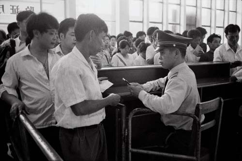 Checking identification and entering through the Nantou Checkpoint. The Border Card was a necessary form of identification used by early Shenzhen citizens. [Photo: Courtesy of Yu Haibo in 1993] 