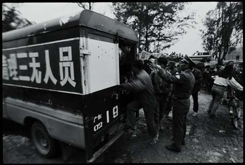 The police relocate the 'three-no people' (those with no ID card, no temporary resident permit, and no work permit)in Luo Fang Village. [Photographed in March, 1993]