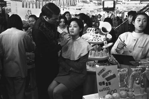 Shenzhen Lo Wu International Business Building invites western beauticians to apply face makeup on customers. [Photo: Courtesy of Yu Haibo in 1995] 