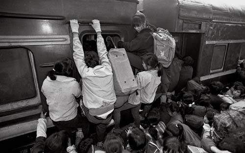 Migrant workers return home for the Spring Festival. [Photographed in February, 1993] 