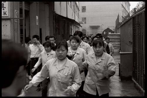 Female workers in the Baoan Industrial Zone hurry to the assembly line. [Photo: Courtesy of Yu Haibo in 1995]