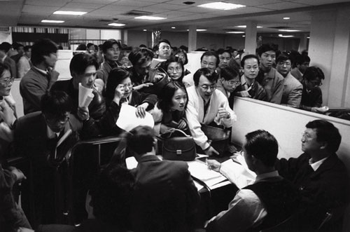 White-collar workers look for jobs at a Shenzhen job market. [Photographed in 1992] 