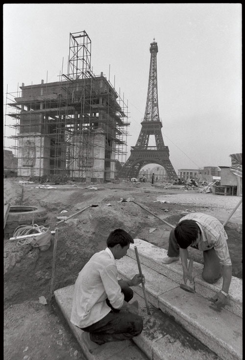 Construction site of Shenzhen Window of the World. [Photographed in 1993] 