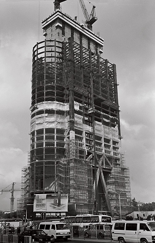 Diwang Building under construction. [Photo: Courtesy of Yu Haibo on May 22, 1994] 