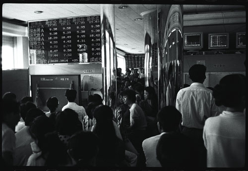 Guangxi Stock Exchange, one of the earliest stock exchanges in Shenzhen, was filled with stockholders. [Photographed in 1994] 
