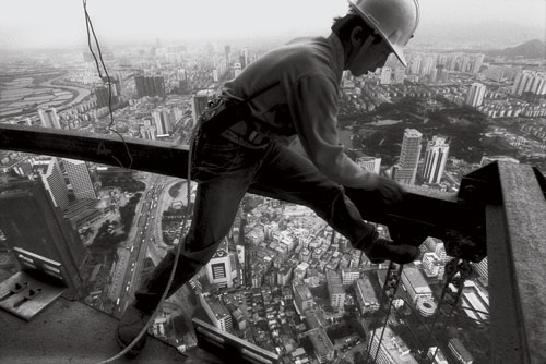 Shenzhen Diwang Building was topped off in 1995. It is the highest building in Shenzhen now, standing at 383.85 meters. It sets a new world record as the &apos;thinnest&apos; tall building. 