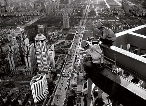 SEG Plaza was topped off, standing at 355.8 meters. It was at that time the first tall scientific and technological building in China. 