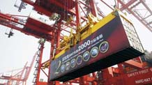 The 20 millionth container at the Shenzhen Port was lifted up. [Photographed in 2007]
