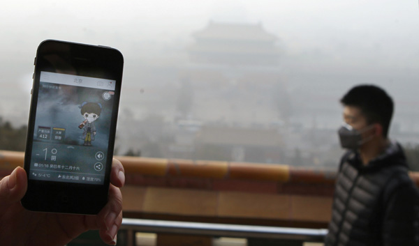 Apps on smartphones provide information about the weather as well as the emission of pollutants. [Photo by Zhu Xingxin/China Daily]